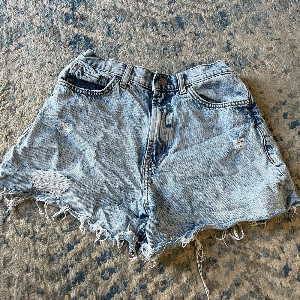 BDG Hight rise distressed shorts size 27
